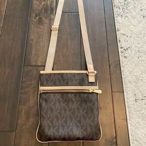 Michael Kors purse. Perfect condition only used a few times. 5 pockets